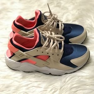 RESERVED. Nike Air Huarache’s low. *like NEW*
